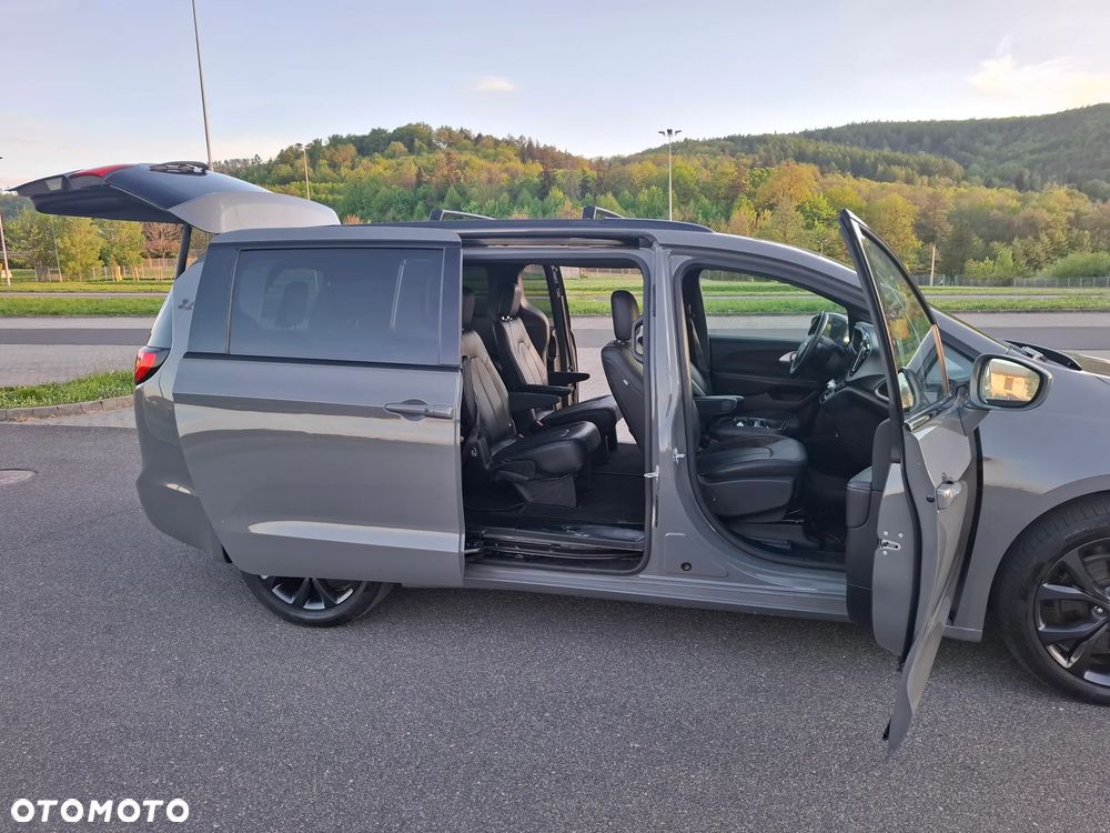Chrysler Pacifica - 17