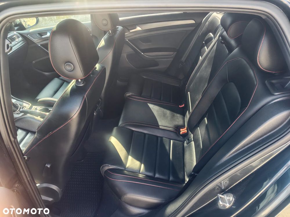 Volkswagen Golf - 10