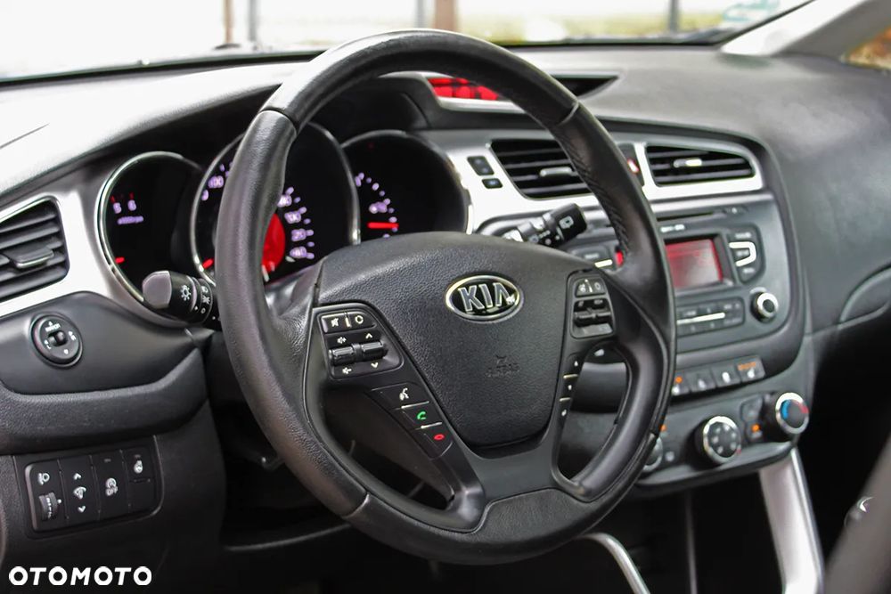 Kia Ceed 1.6 CRDi 128 Fifa World Cup Edition - 25