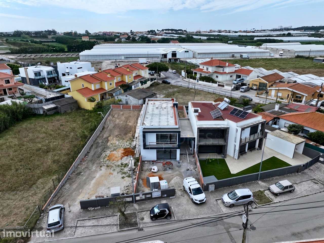 Moradia T4 c/ 1 Master Suite + 2 Suites, Jardim & Parqueamento ! - Grande imagem: 2/49