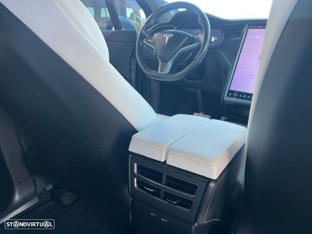 Tesla Model X - 21
