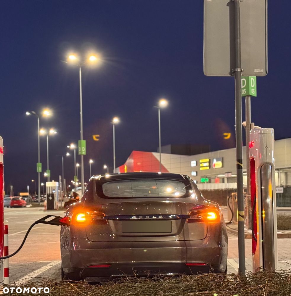 Tesla Model S - 25