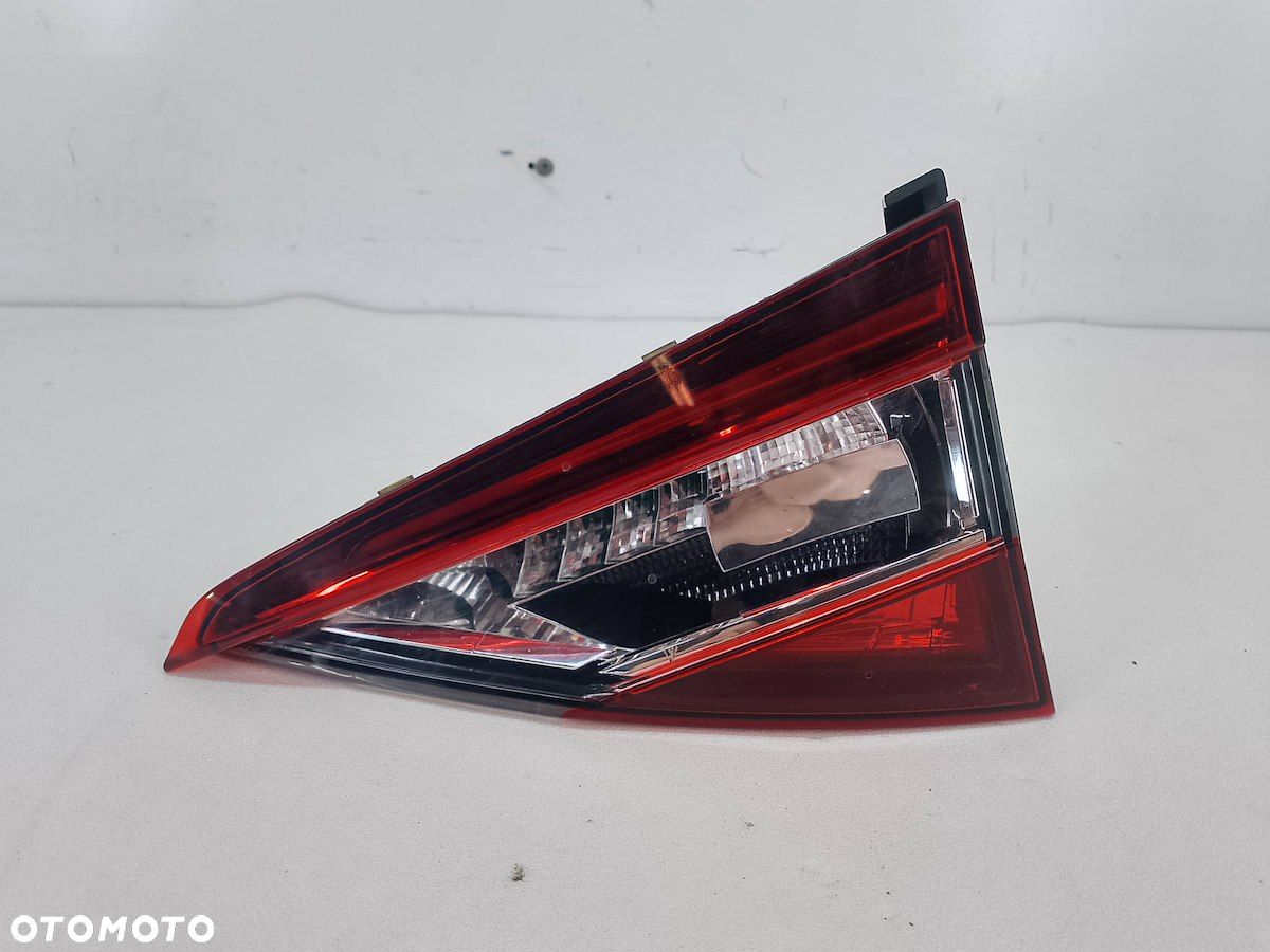 LAMPA TYLNA PRAWA W KLAPE SKODA SUPERB III KOMBI - 1