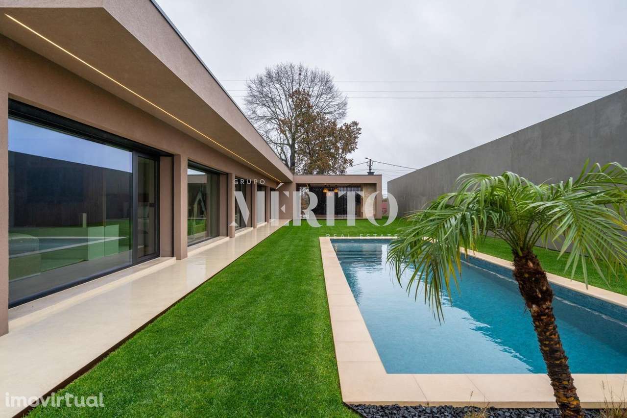 Moradia de Excelência com Piscina - Grande imagem: 2/40