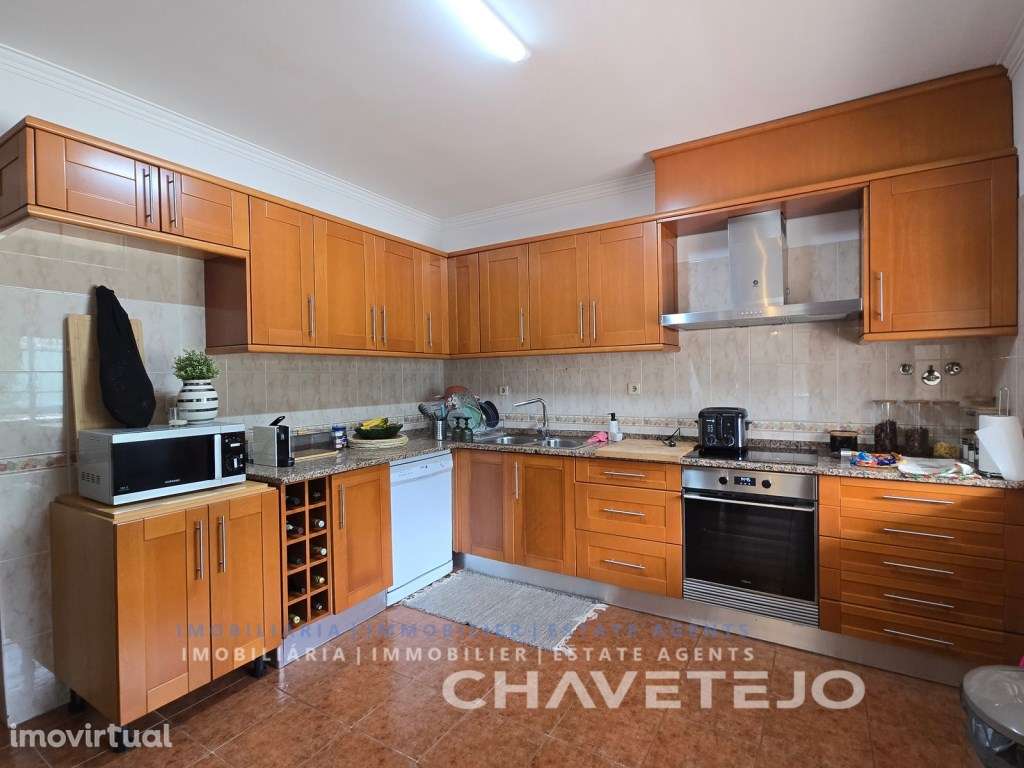 Moradia T4 com portão automático, situada em zona tranquila e a pou... - Grande imagem: 4/32