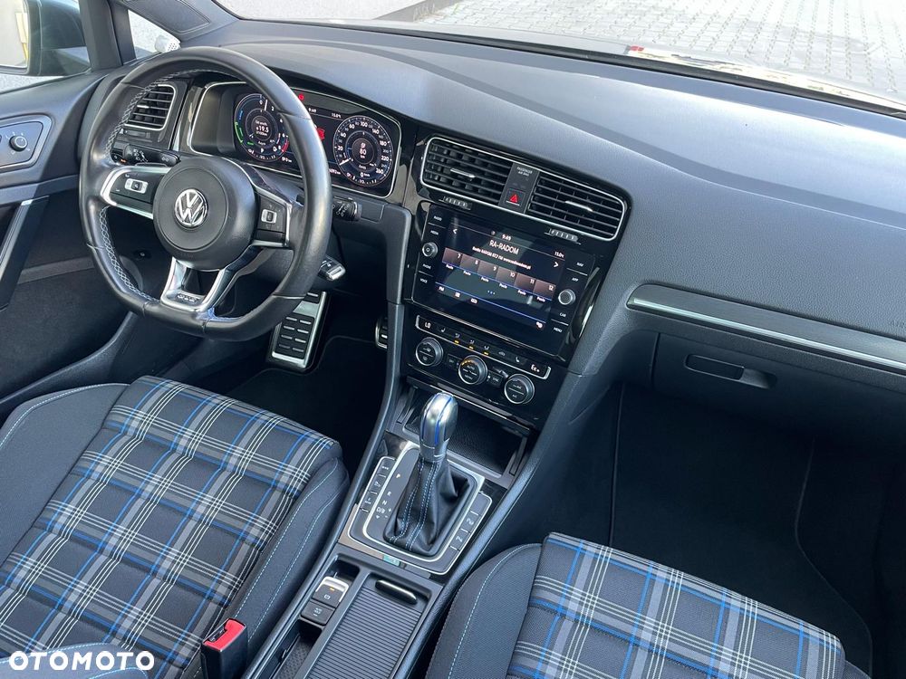 Volkswagen Golf - 25