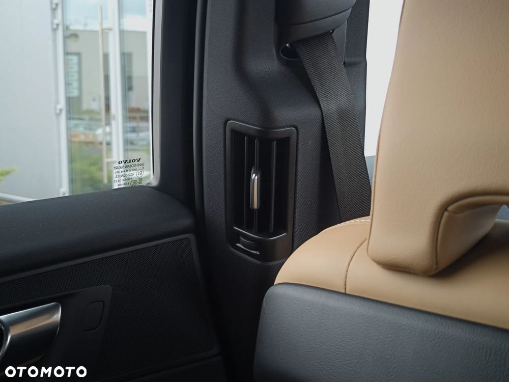 Volvo XC 60 B4 D AWD Plus Dark - 25