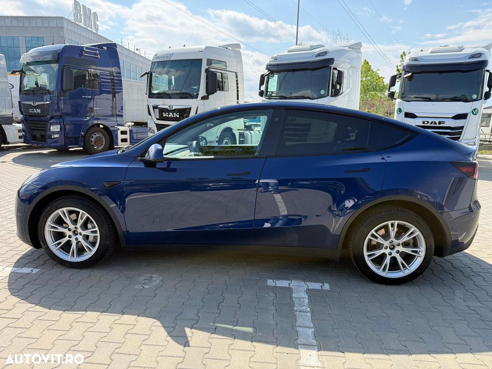 Tesla Model Y - 8