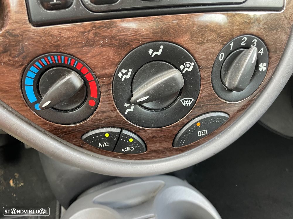 Ford Focus 1.6 Ghia - 13