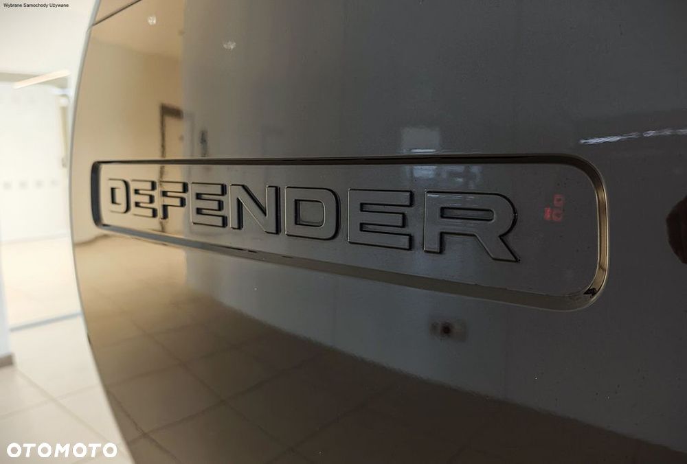Land Rover Defender - 32