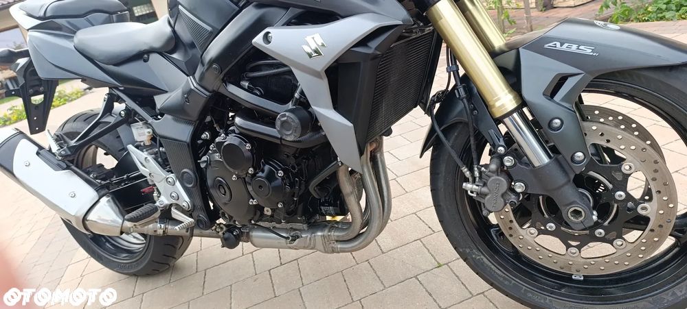 Suzuki GSR - 32