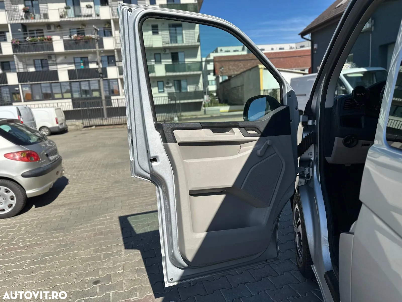 Volkswagen Caravelle T6 2.0 TDI LR Trendline DSG 4M - 25