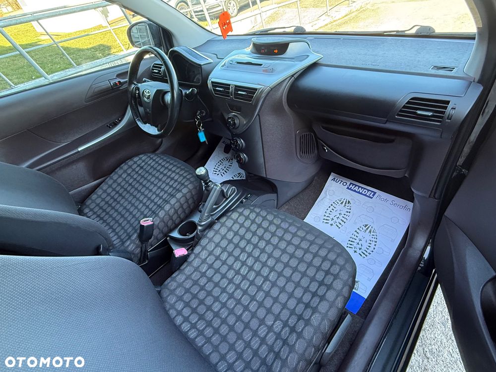 Toyota iQ - 14