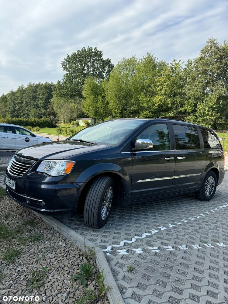 Chrysler Town & Country - 3
