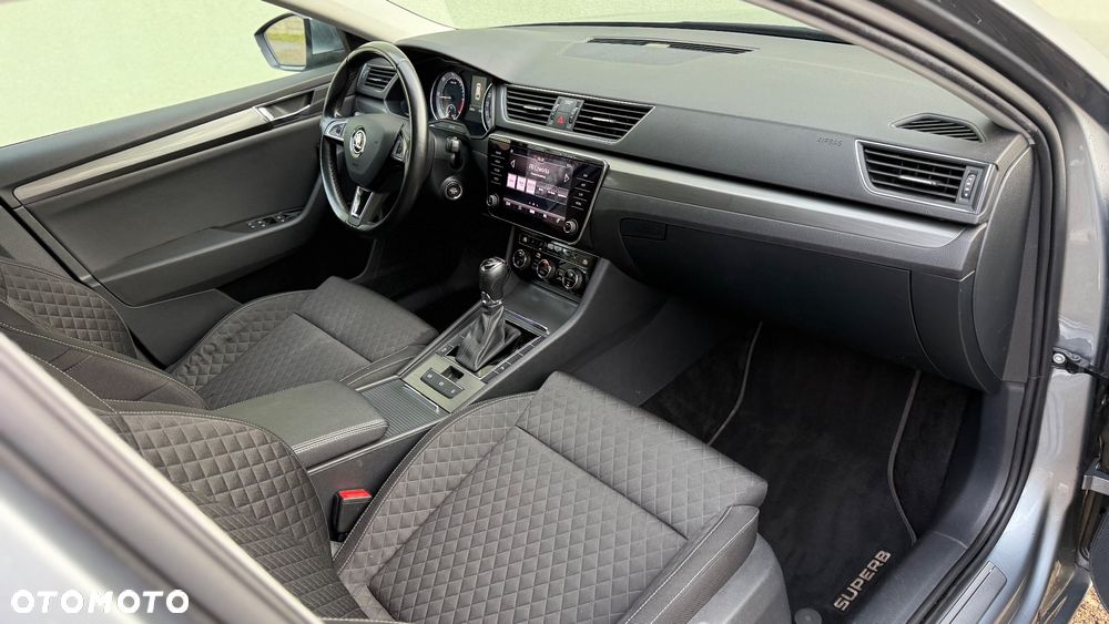 Skoda Superb 2.0 TDI DSG Premium Edition - 33