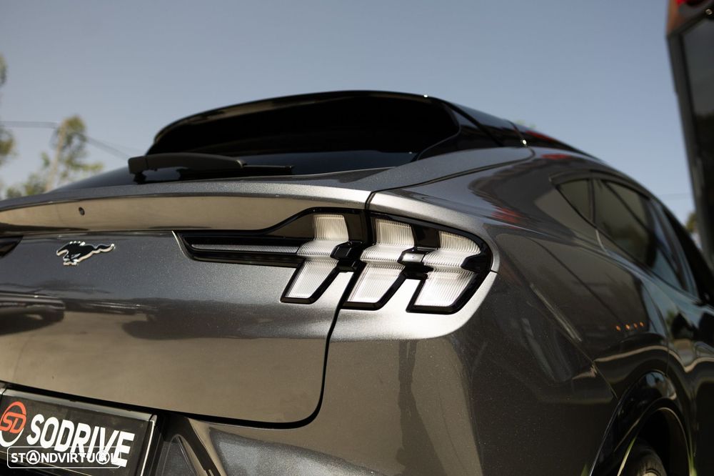 Ford Mustang Mach-E 75.7 kWh Premium AWD - 30