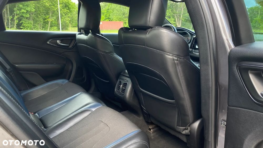 Chrysler 200 - 19