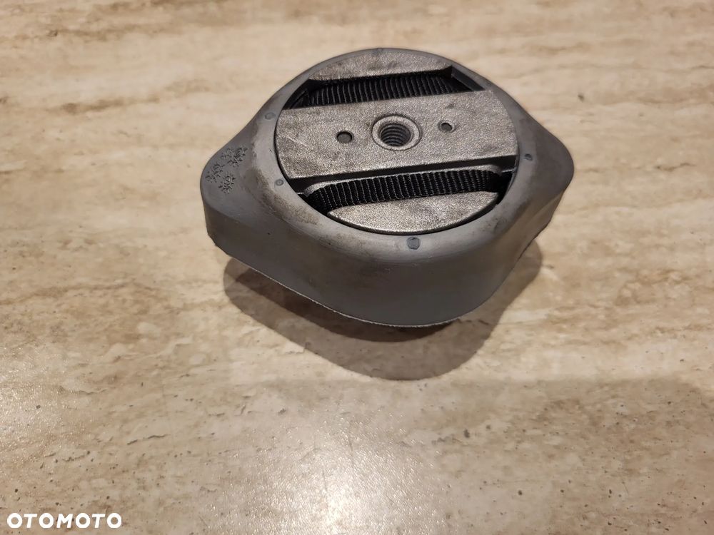 Poduszka skrzyni biegów przód L/P automatyczna/manualna AUDI A4 B5, A4 B6, A4 B7, A6 ALLROAD C6, A6 C5, A6 C6, ALLROAD C5; SKODA SUPERB I; VW PASSAT B5 1.8-4.2 10.96-08. - 3