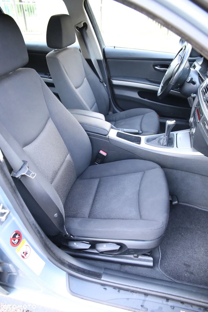 BMW Seria 3 318i Touring - 13