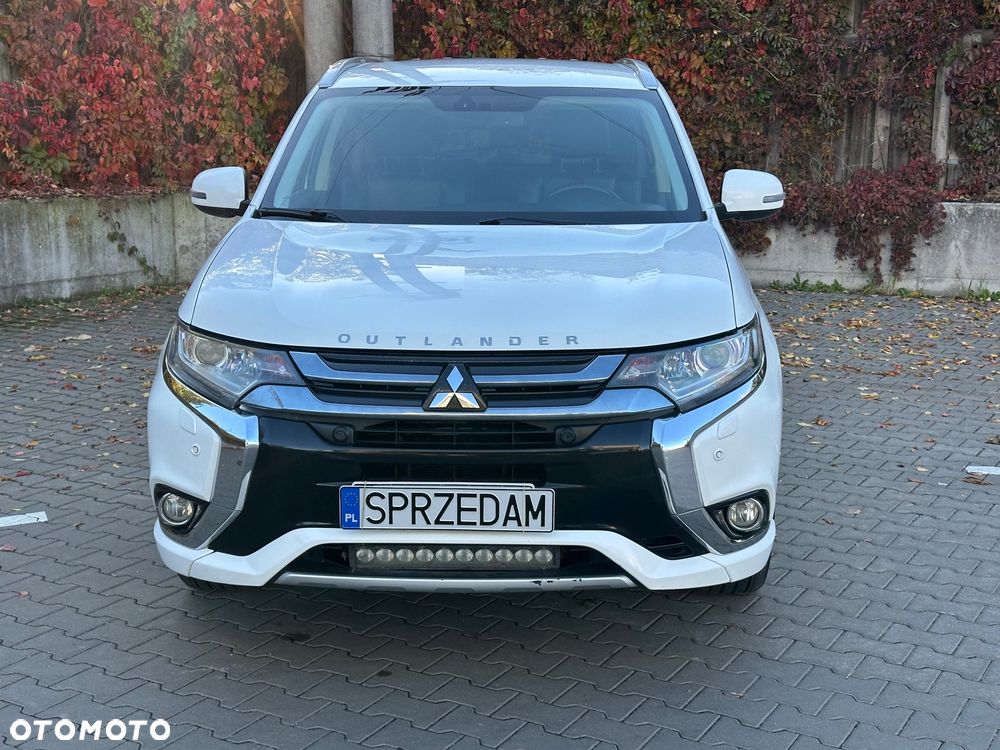 Mitsubishi Outlander - 2