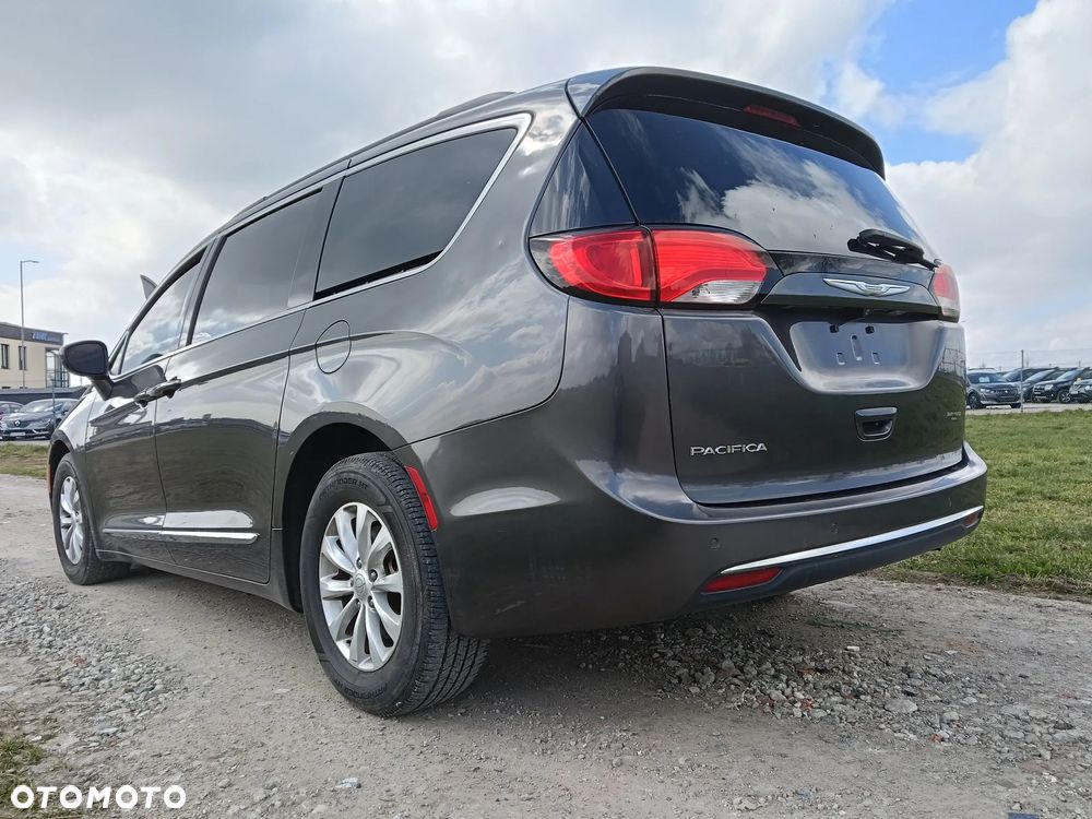 Chrysler Pacifica - 4