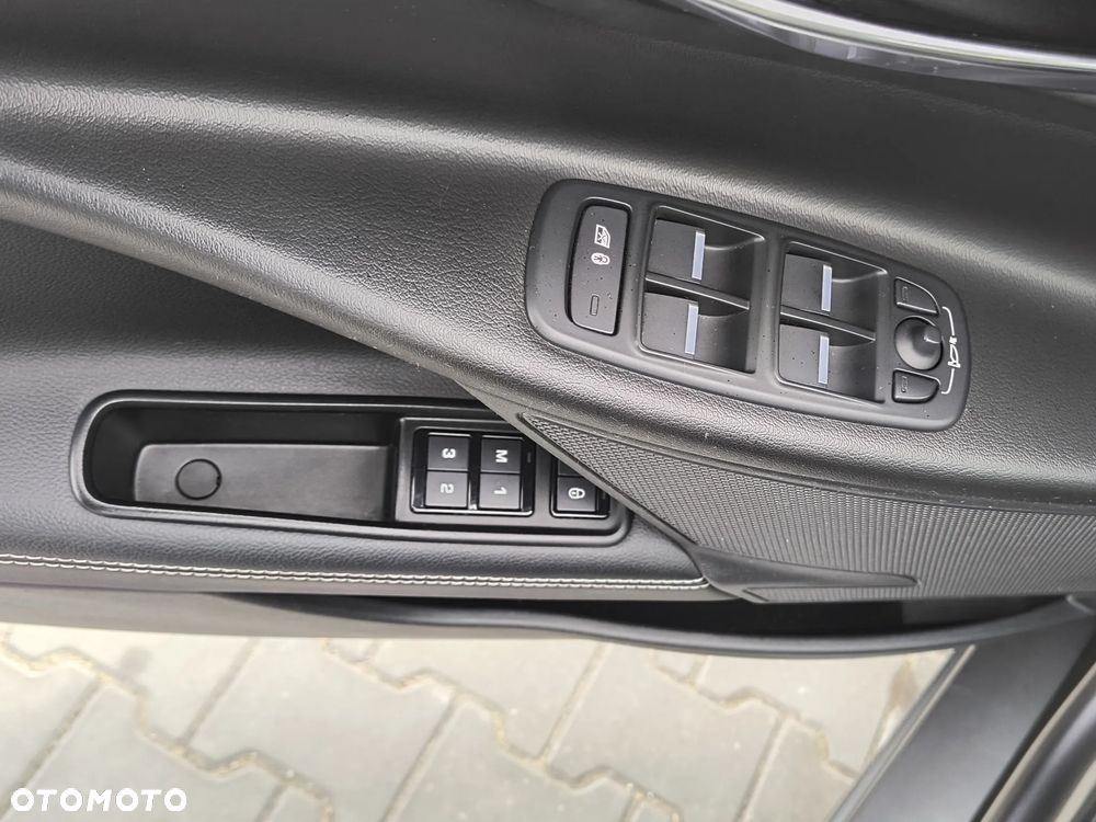 Jaguar XE 2.0 T R-Sport - 14