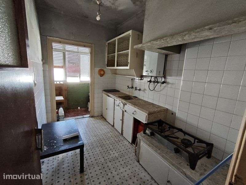 T2+1 na Damaia para renovação - Grande imagem: 2/11