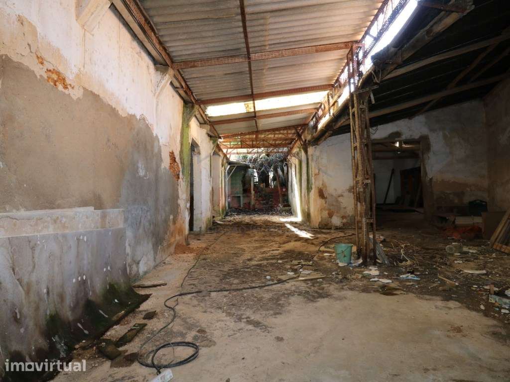 Armazém com 541m2 por recuperar no Largo Gil Eanes - Grande imagem: 2/14