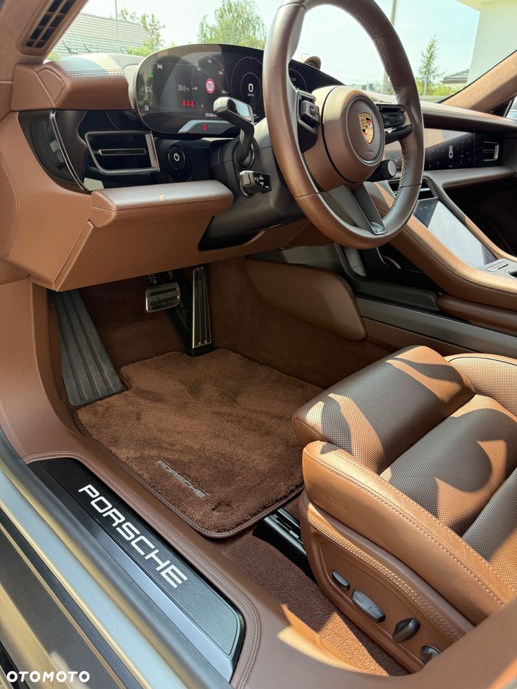 Porsche Taycan Turbo S - 18