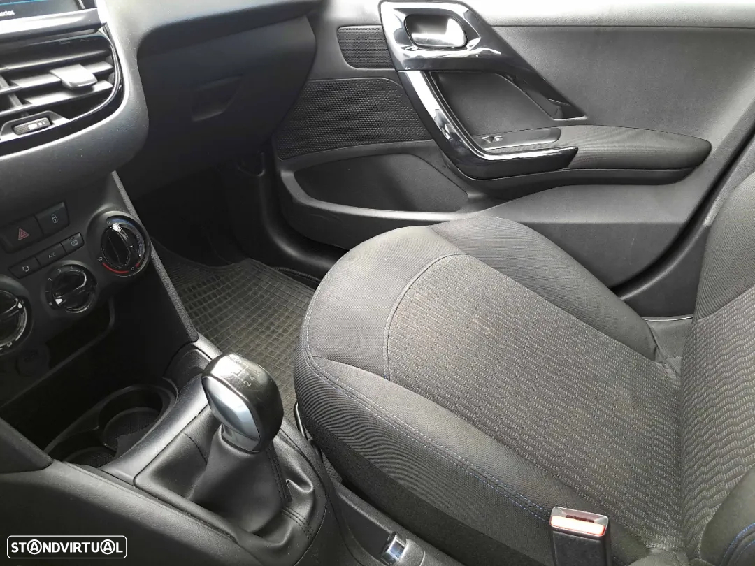 Peugeot 208 1.2 PureTech Signature - 19
