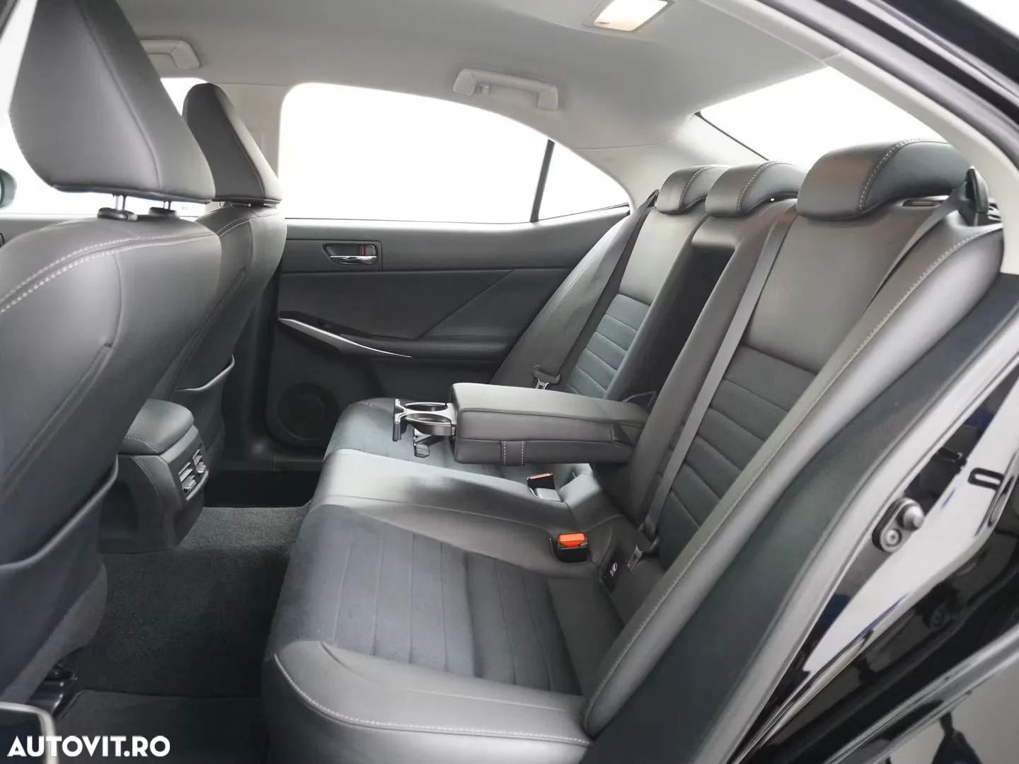 Lexus Seria IS 300h - 7