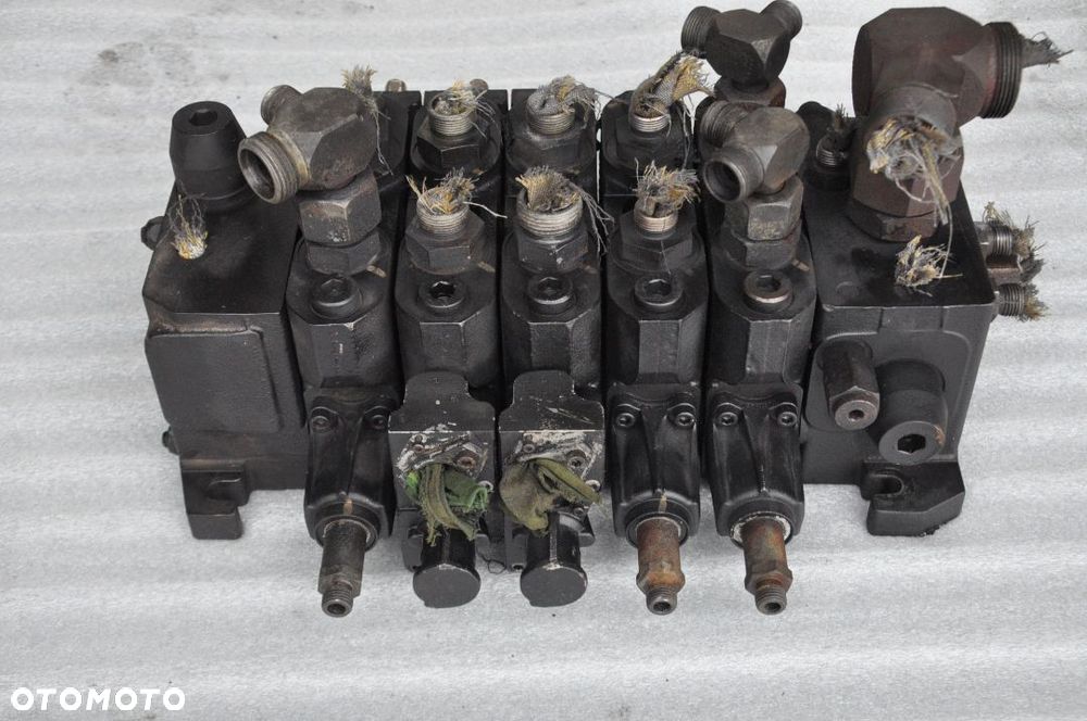 ROZDZIELACZ HYDRAULICZNY MANITOU NR 08105220 / 081102614 - 3