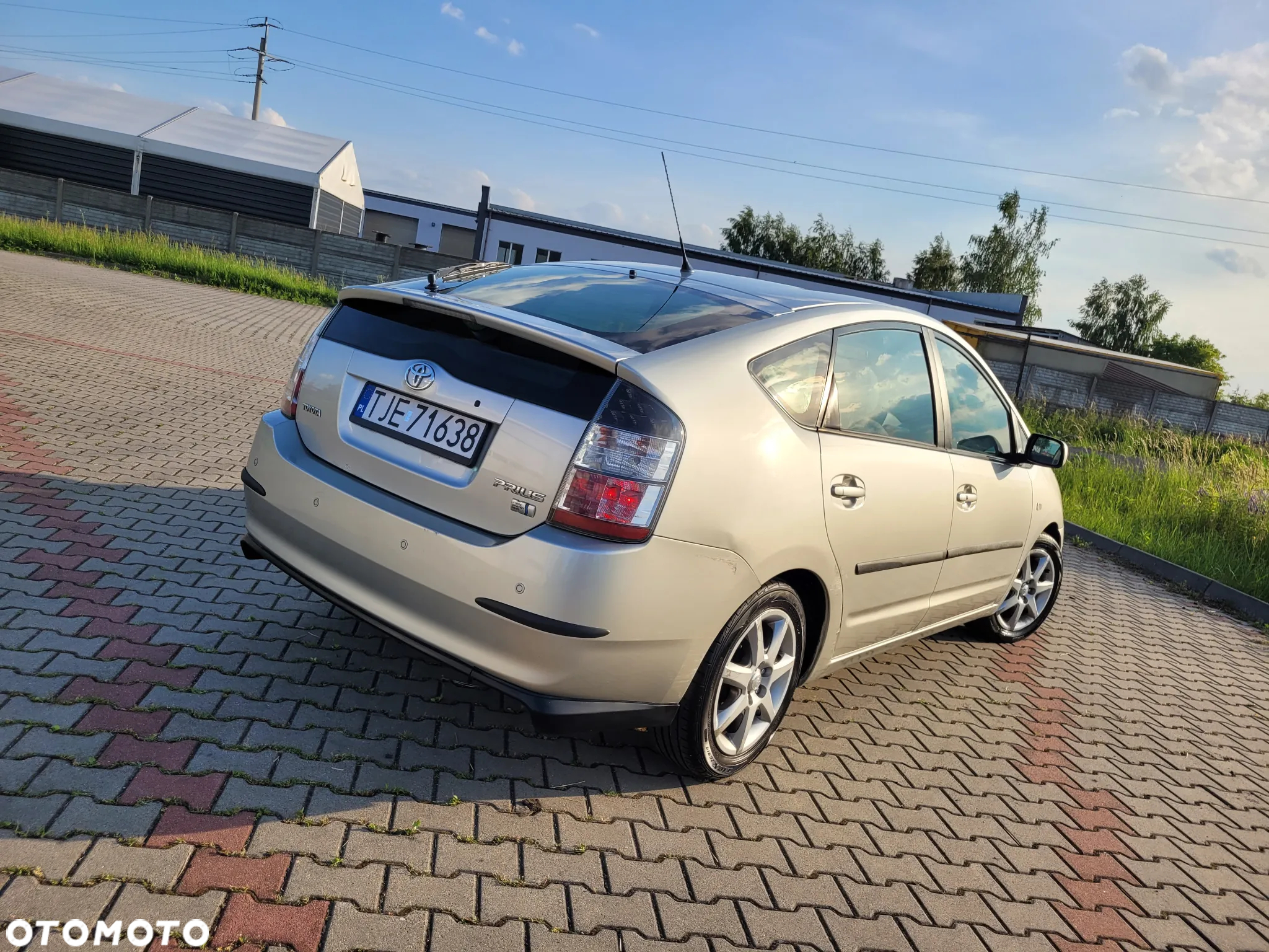 Toyota Prius (Hybrid) - 33
