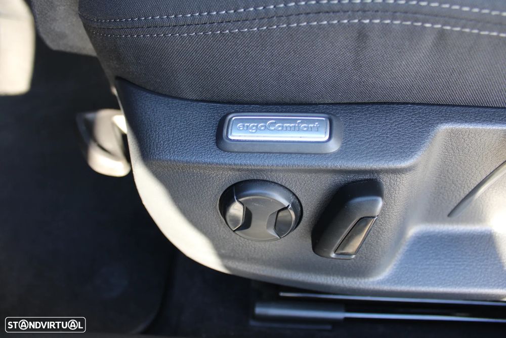 VW Passat Variant 2.0 TDi Confortline - 23