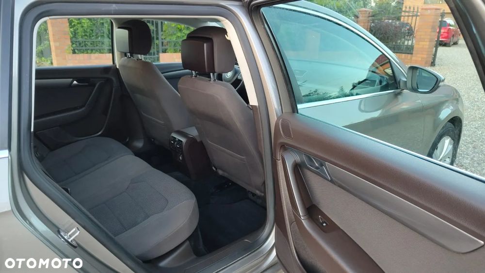 Volkswagen Passat 2.0 TDI Comfortline - 14