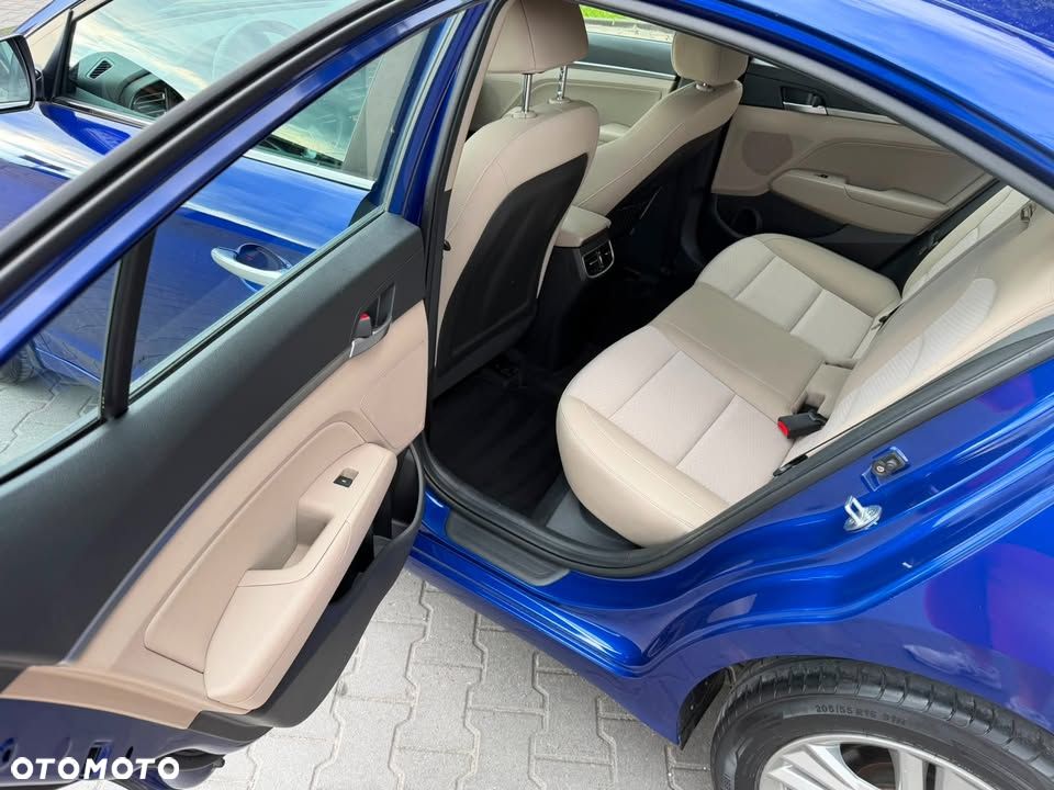 Hyundai Elantra 1.6 Comfort - 12