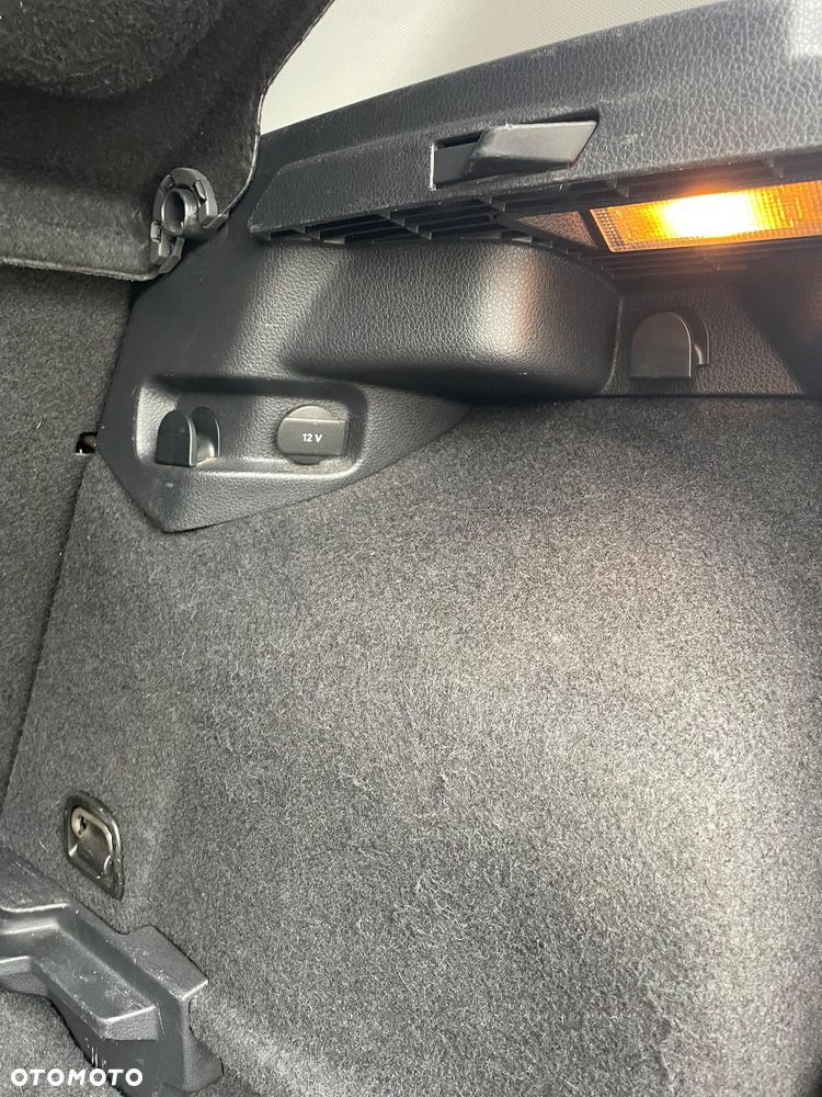 Volkswagen Golf 1.6 TDI DPF Highline - 23