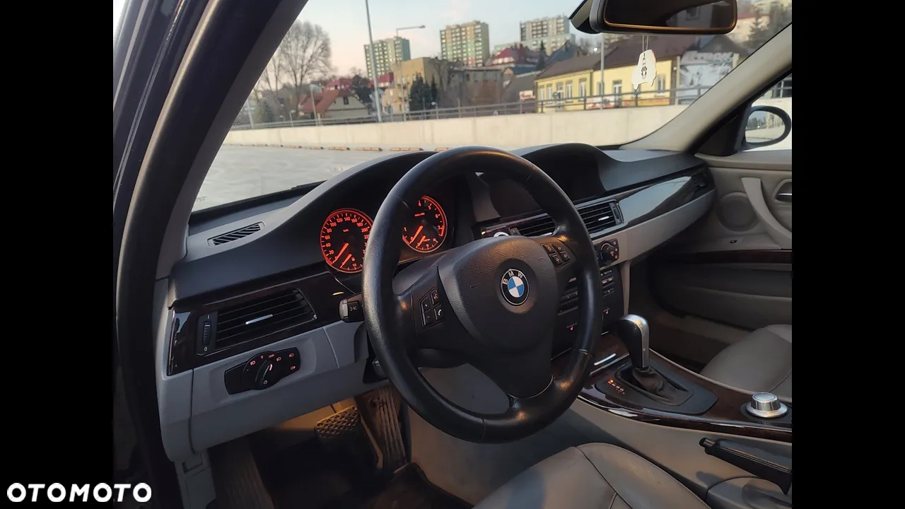 BMW Seria 3 330xi - 23