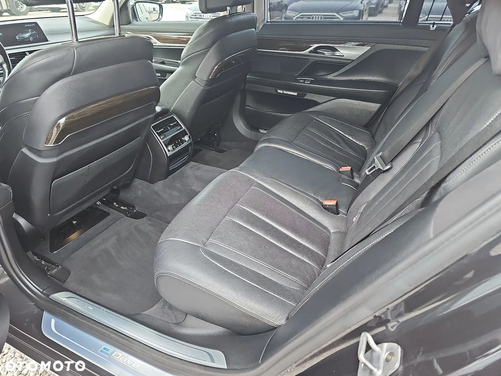 BMW Seria 7 740Le xDrive iPerformance - 24