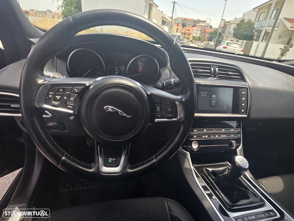 Jaguar XE 2.0 D R-Sport - 13