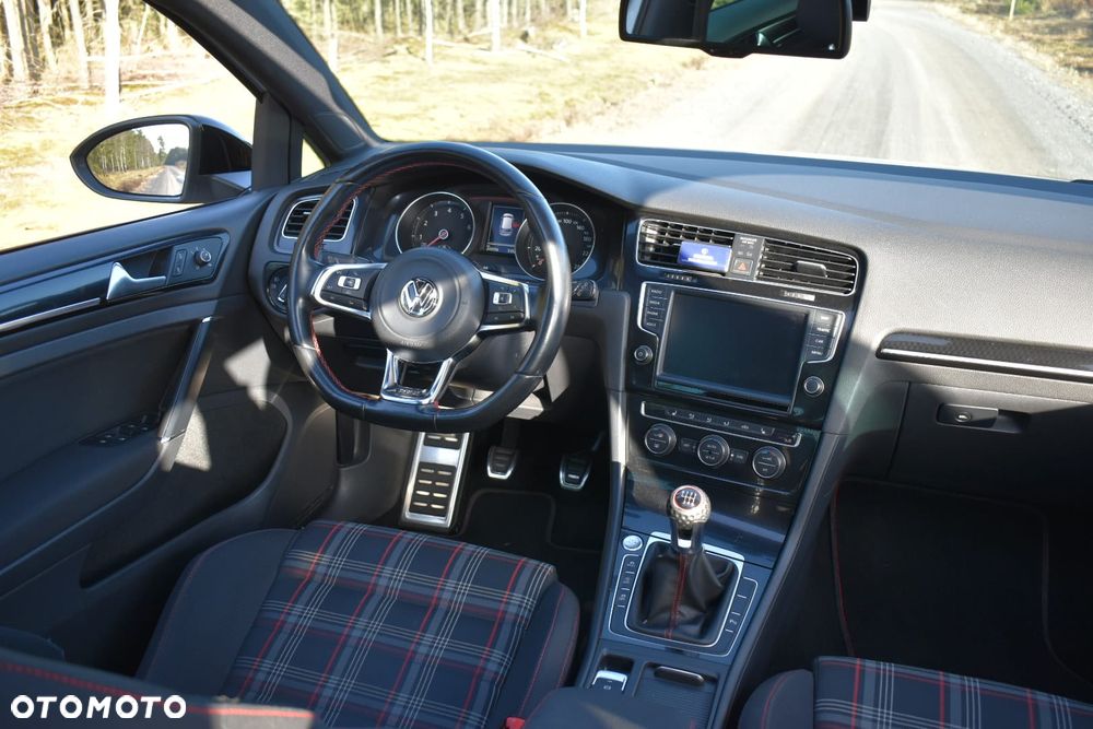 Volkswagen Golf - 11