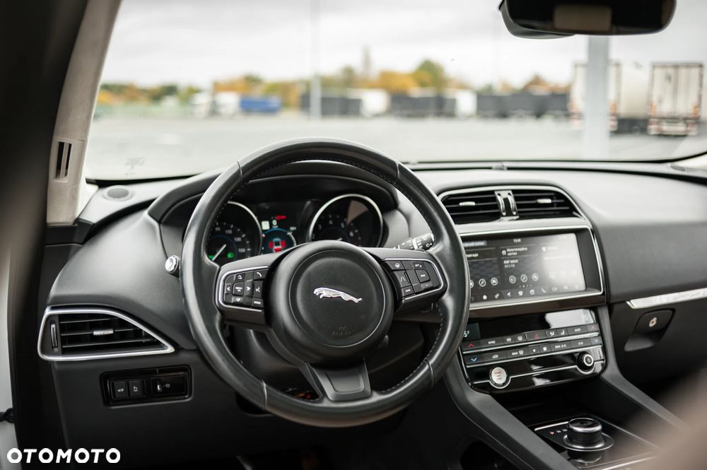 Jaguar F-Pace P250 AWD - 17
