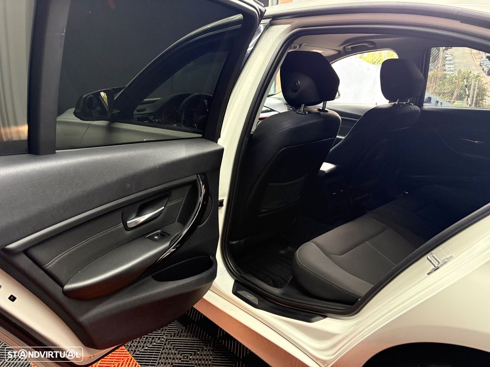 BMW 318 d Aut. Blue Performance Sport Line - 34