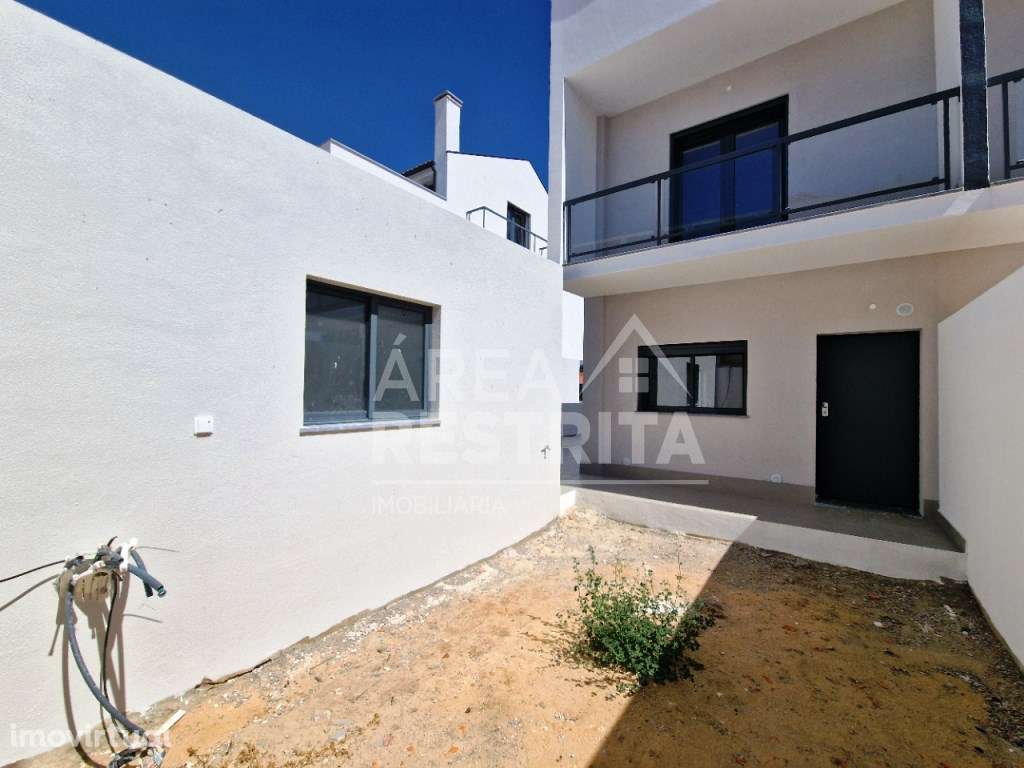 Moradia Geminada T3 c/Garagem e Terraço, na Quinta do Conde - Grande imagem: 2/23
