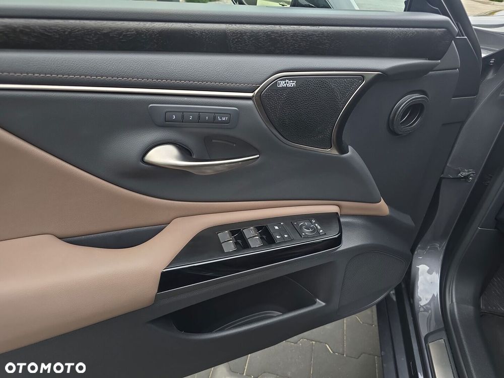 Lexus ES 2025