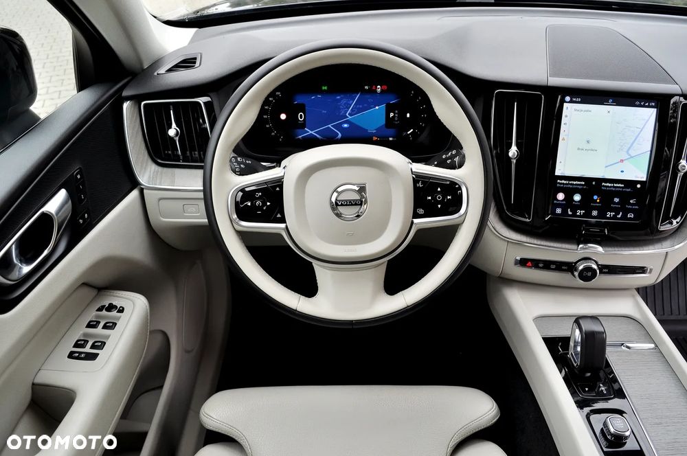 Volvo XC 60 B4 D AWD Plus Dark - 17