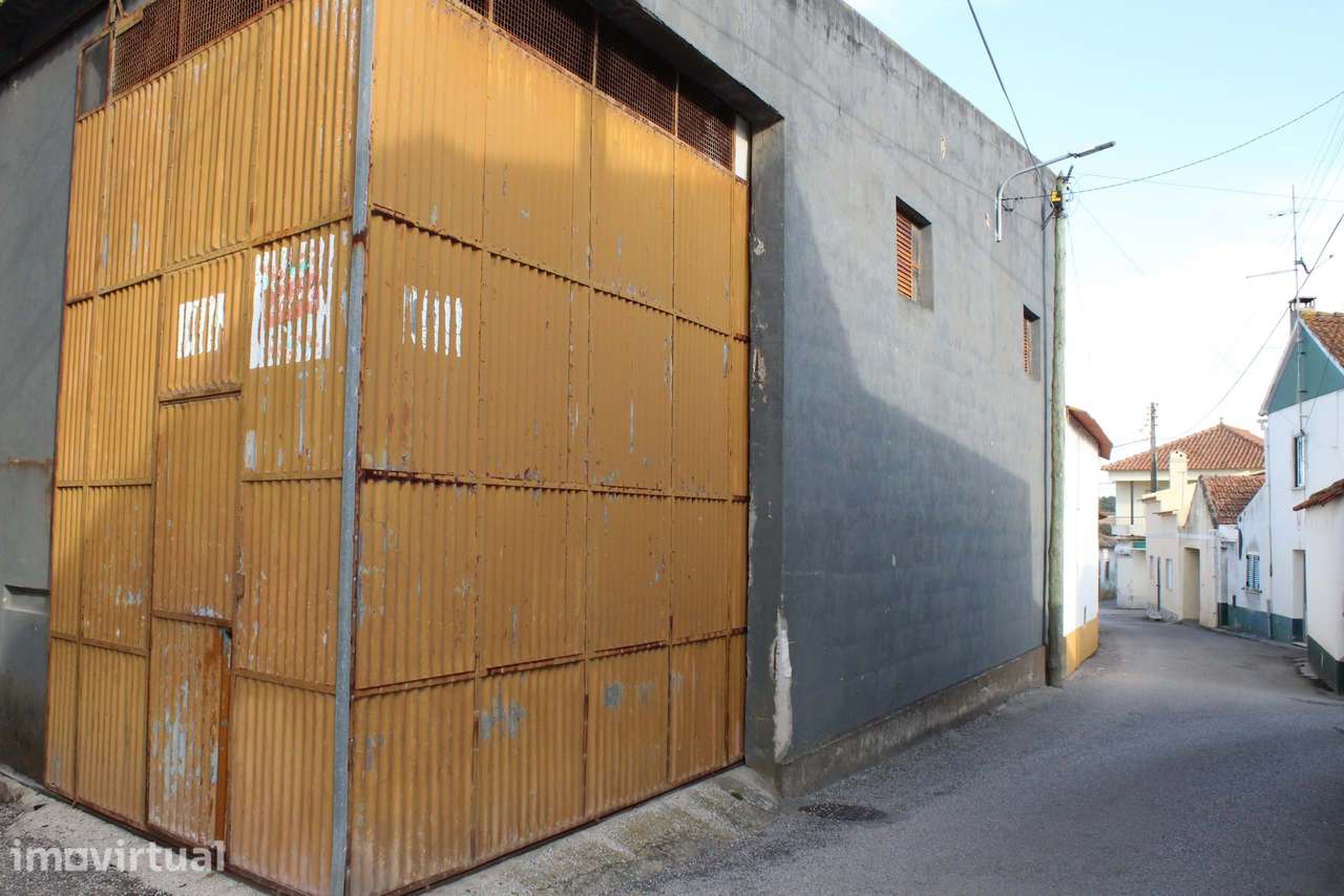 Armazém dentro da localidade com bons acessos - Grande imagem: 2/7