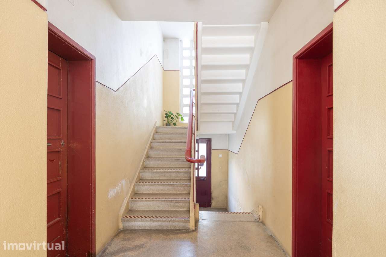 Apartamento T3 com logradouro no tradicional bairro de Alvalade - Grande imagem: 2/23