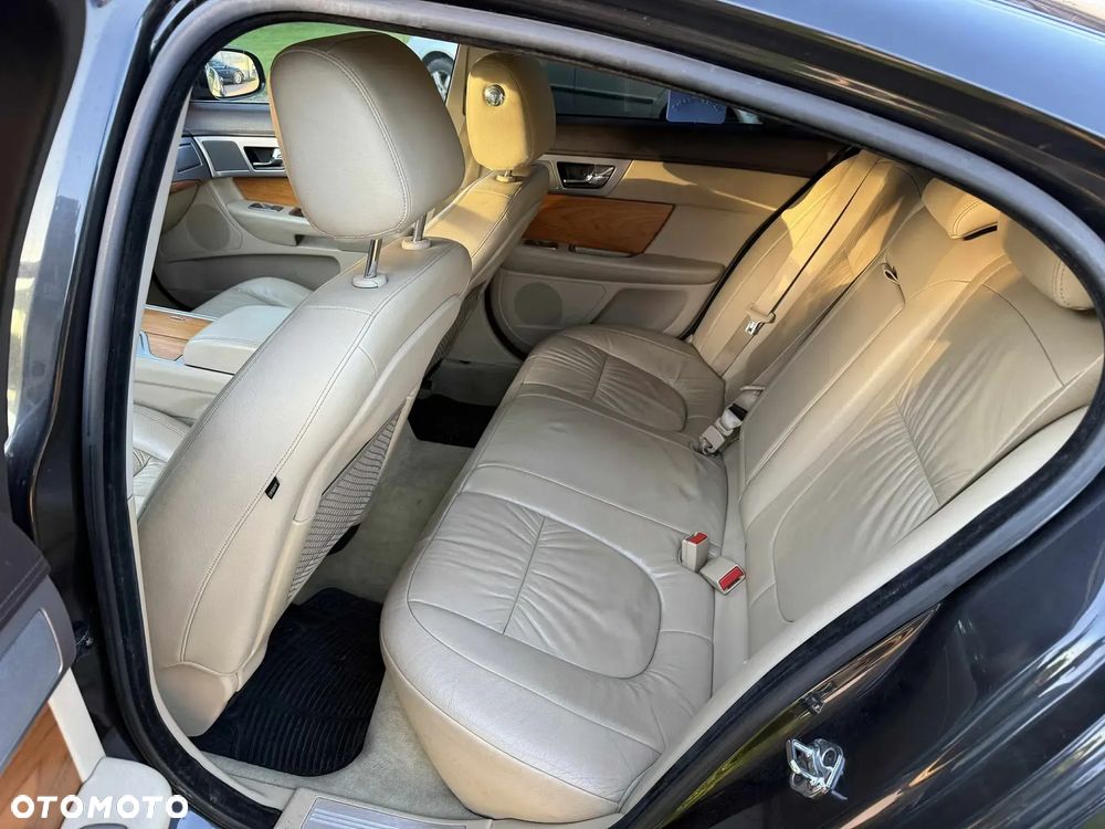 Jaguar XF 3.0 V6 D Premium Luxury - 11