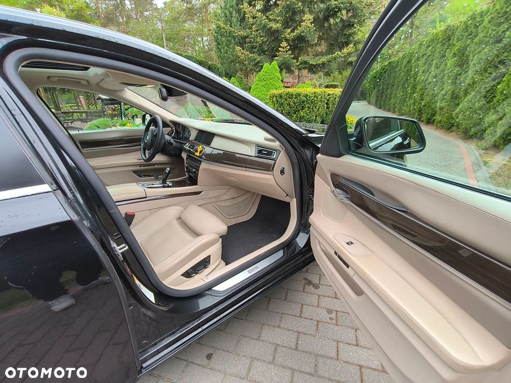 BMW Seria 7 740i L - 12